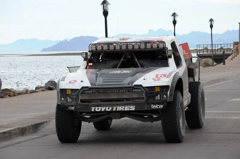 Trophy truck blanco estacionado en el malecón de Loreto durante la Baja 1000 de 2023