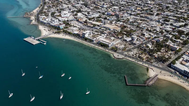 Vista aérea del malecón de La Paz con su muelle, la playa y veleros anclados