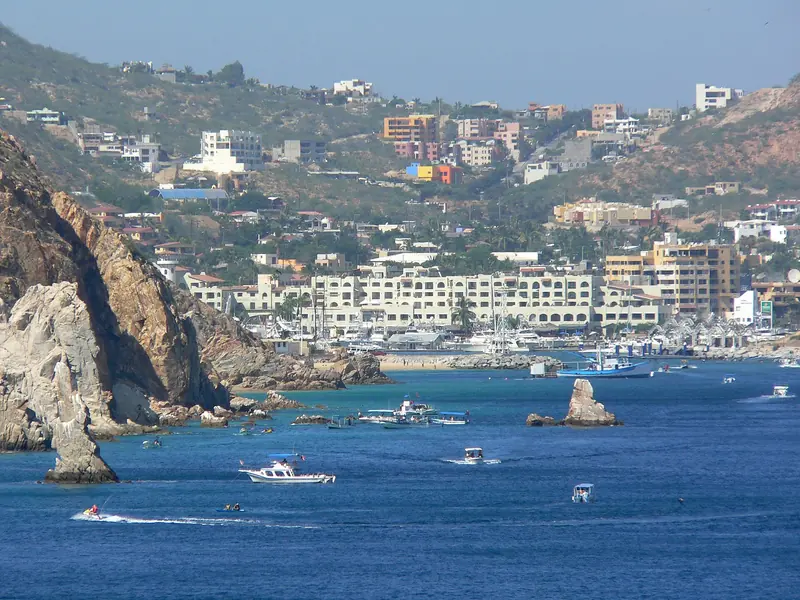 Cabo San Lucas visto desde la bahía, con la marina, el pueblo y lanchas cerca de Finisterra