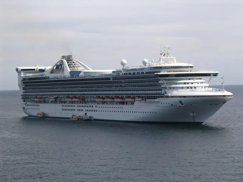 Crucero anclado frente a Cabo San Lucas con lanchas yendo y viniendo entre el barco y la costa