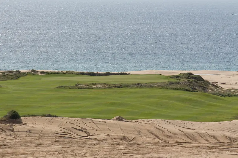 Green del campo Dunes en Diamante con dunas de arena enfrente y el océano Pacífico al fondo