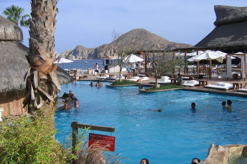 Alberca del hotel en 2006, cuando era Meliá Cabo San Lucas