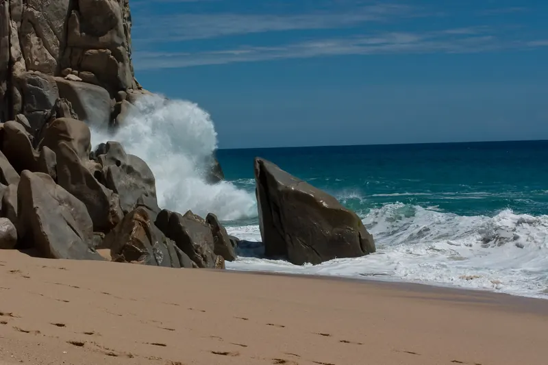 Olas rompiendo en rocas de granito en una playa del Pacífico cerca de Land's End, Cabo San Lucas