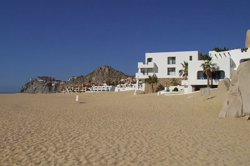Playa Solmar en 2003, con el Hotel Solmar al frente y los edificios de Playa Grande atrás