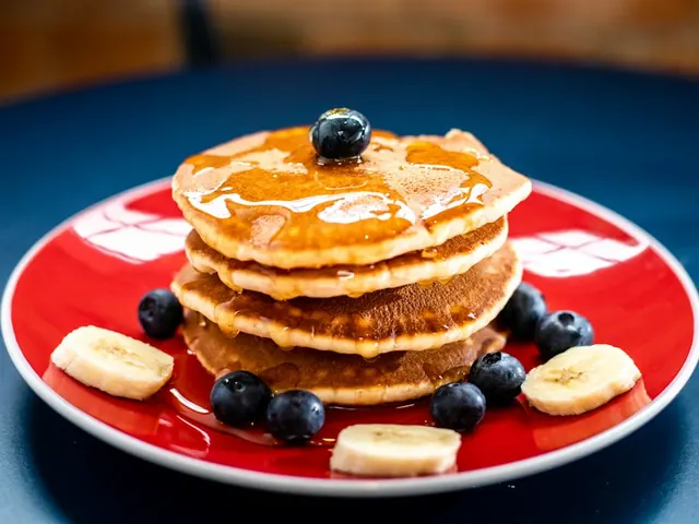 Hot cakes de plátano servidos en plato para desayunar a bordo