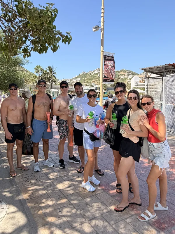 Clientes do Canadá no calçadão da marina antes de embarcar no Bayliner 33