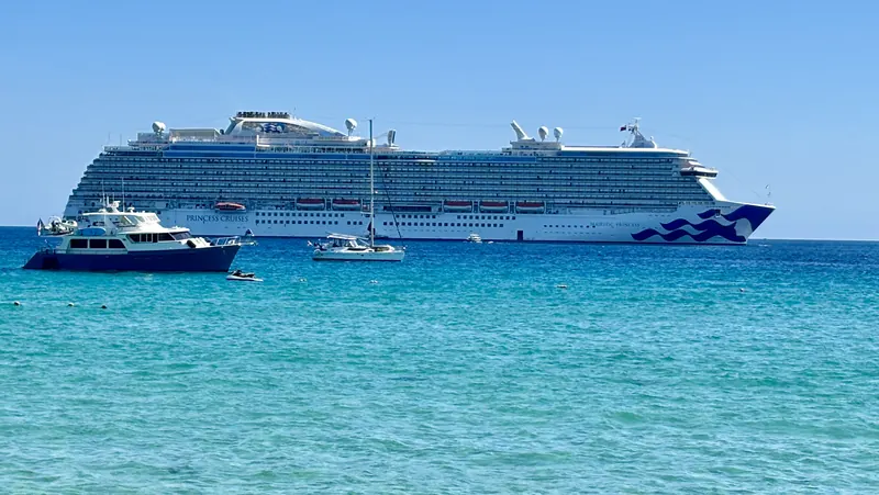 A cruise ship, a motor yacht and a sailboat anchored off Médano Beach