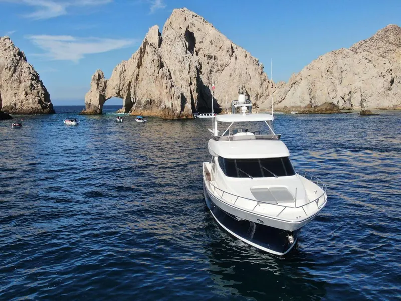 McKinna 70, yate a motor de lujo en renta privada en Cabo San Lucas