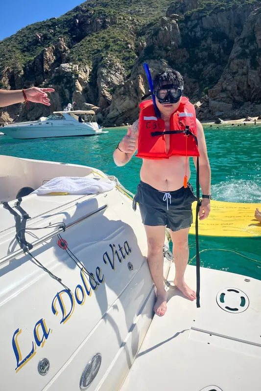 Huésped con visor, snorkel y chaleco en la plataforma del Sea Ray 55, La Dolce Vita